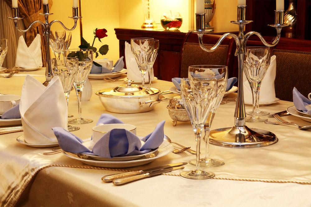 Intercontinental Dar Al Iman Madinah By Ihg Hotel Medina Ngoại thất bức ảnh The image shows a beautifully arranged dining table set for a formal occasion. The table is covered with a light-colored tablecloth, and the place settings include elegant dinnerware, including plates and crystal glassware. 

Each place setting has f
