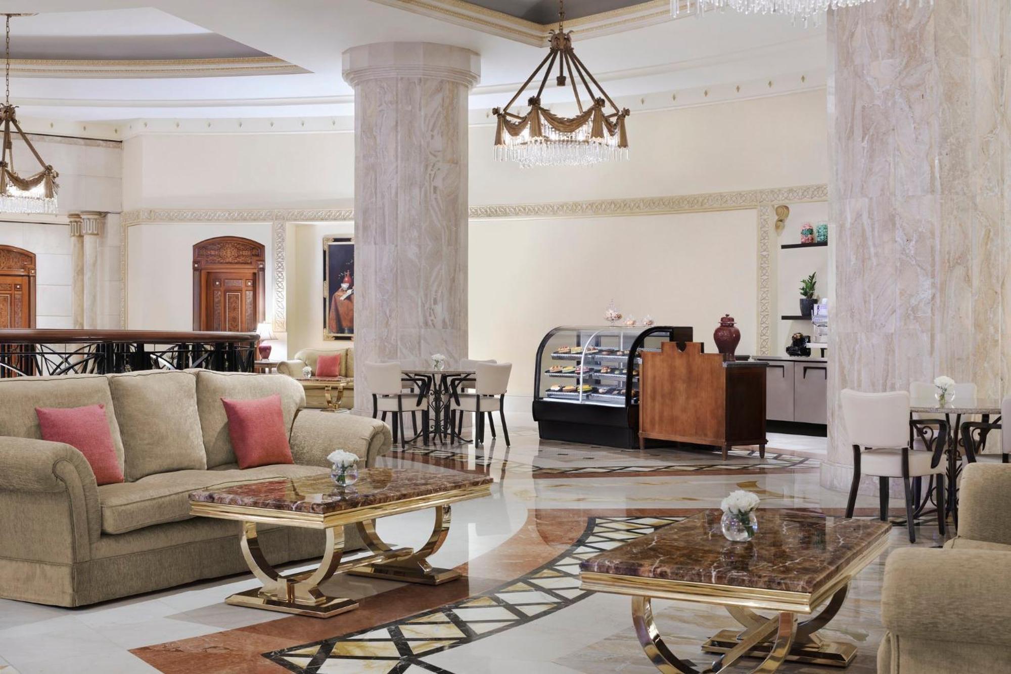 Intercontinental Dar Al Iman Madinah By Ihg Hotel Medina Ngoại thất bức ảnh The image shows a spacious and elegantly designed hotel lobby or lounge area. It features plush sofas with cushions, stylish coffee tables, and decorative elements. The decor includes marble columns and a chandelier hanging from the ceiling, adding t